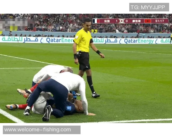 小仓幸成边线抢球铲飞叙利亚球员比赛火药味十足引发观众热议 小仓幸成边线抢球铲飞叙利亚球员比赛火药味十足引发观众热议